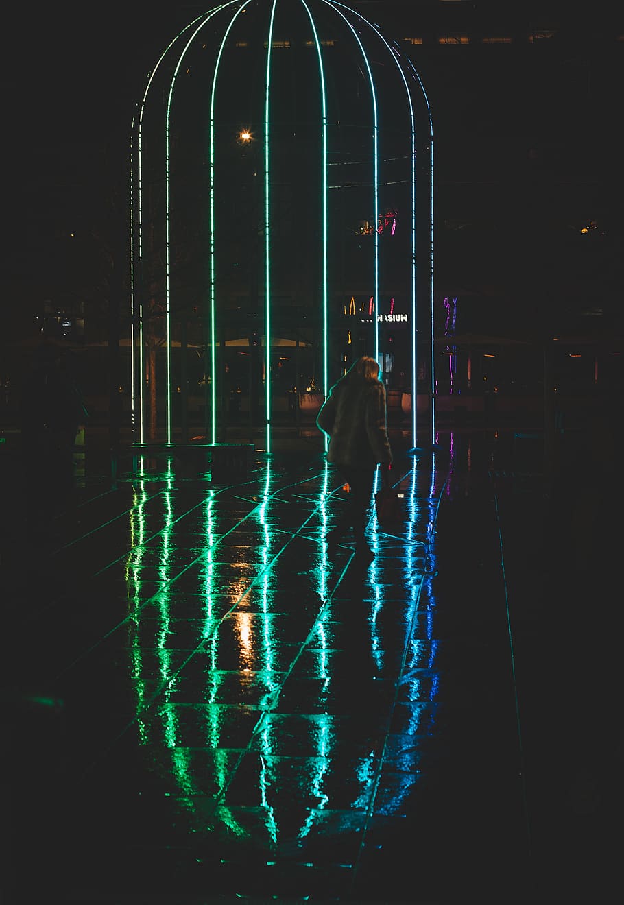 dark, night, building, light, reflection, people, man, walking HD wallpaper