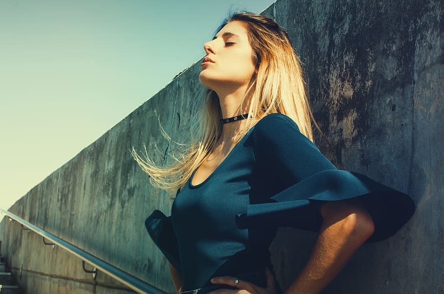 Woman Wearing Blue Scoop-neck Top Standing Near Gray Concrete Wall, HD wallpaper