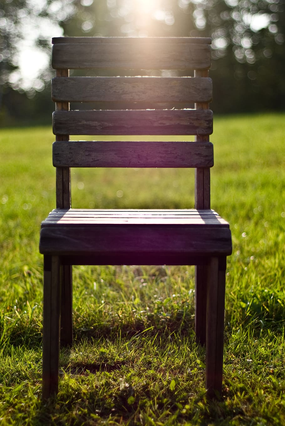 chair, wooden, field, grass, green, sun flare, simple, bokeh