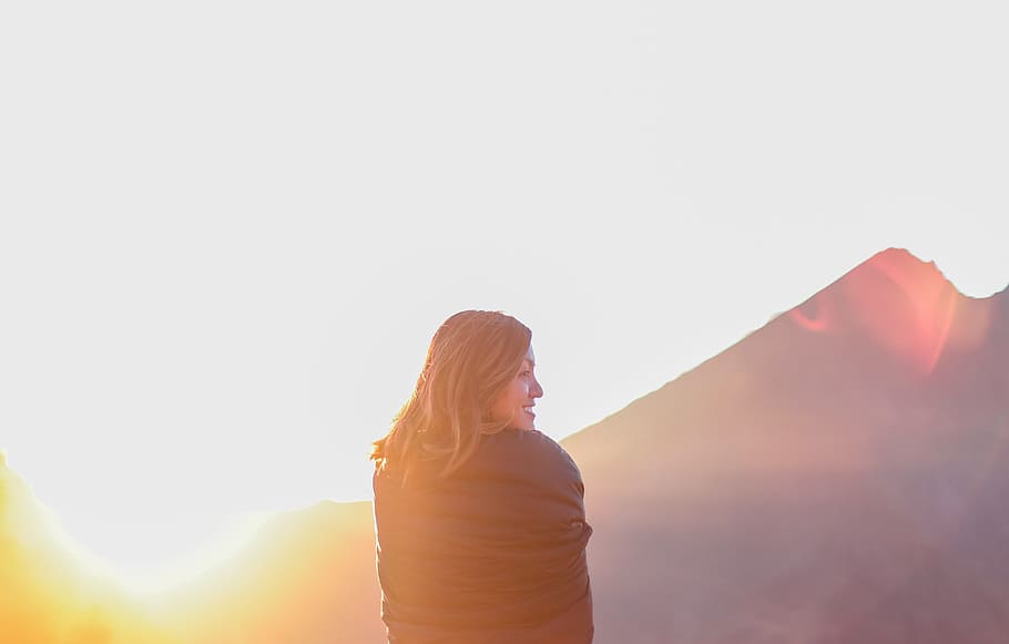 sun, glare, model, pose, girl, woman, destiny, happy, copy space HD wallpaper