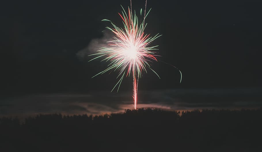 long exposure of fireworks, night, sky, dark, red, green, explosion HD wallpaper