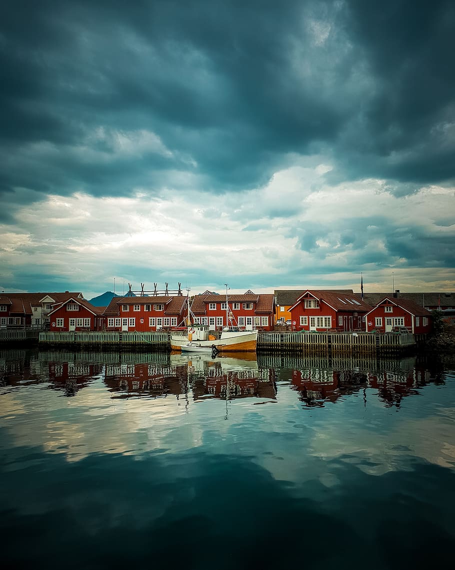 Scenic Photo of Waterfront, boat, dramatic sky, houses, reflection HD wallpaper