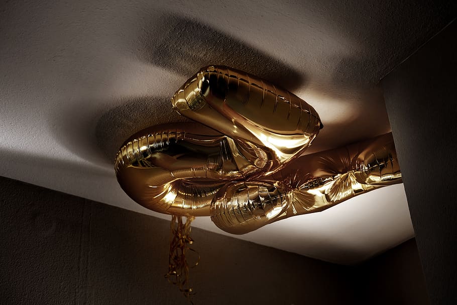 gold balloon on ceiling, float, shadow, light, ballon, glamour, HD wallpaper