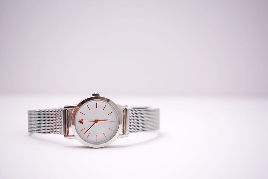 Round Silver-colored Analog Watch With Silver-colored Strap, chrome