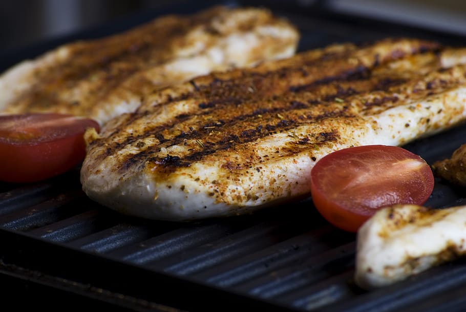Selective Focus Photography of Grilled Slice of Meat and Tomatoes HD wallpaper