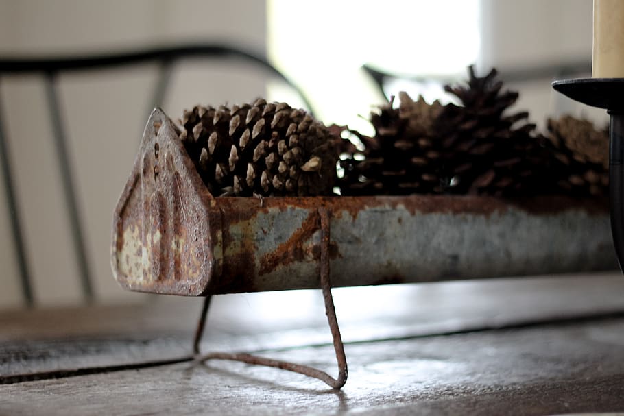 table centerpiece, pinecones, indoors, no people, focus on foreground HD wallpaper