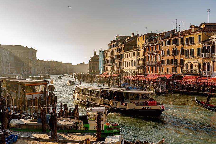 boat floating in the crowded river, mode of transportation, building exterior HD wallpaper
