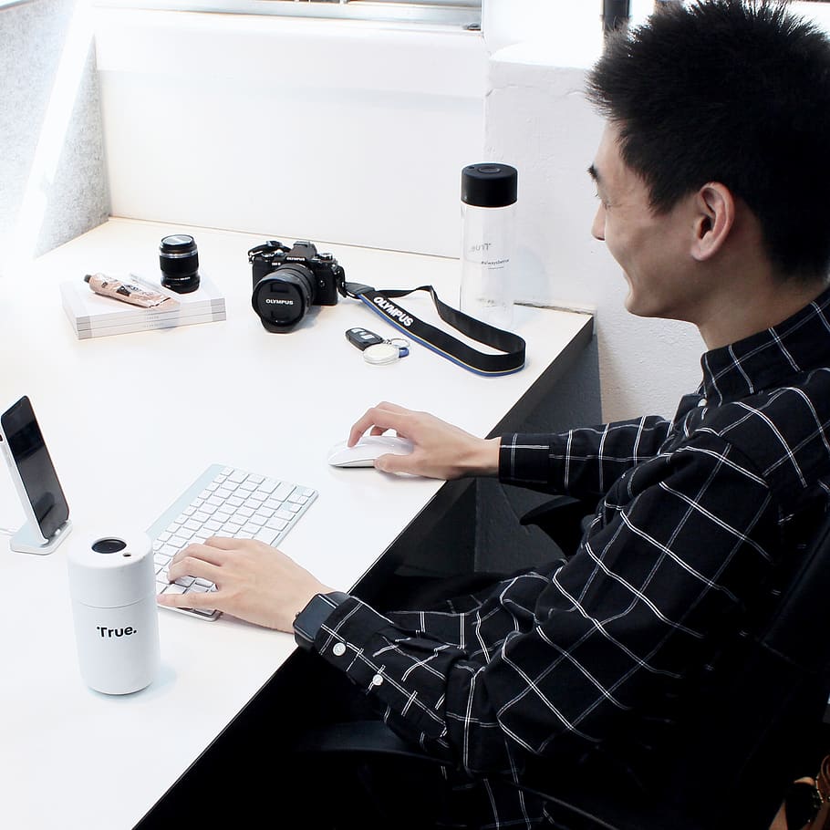 man using computer, human, person, people, australia, windsor HD wallpaper