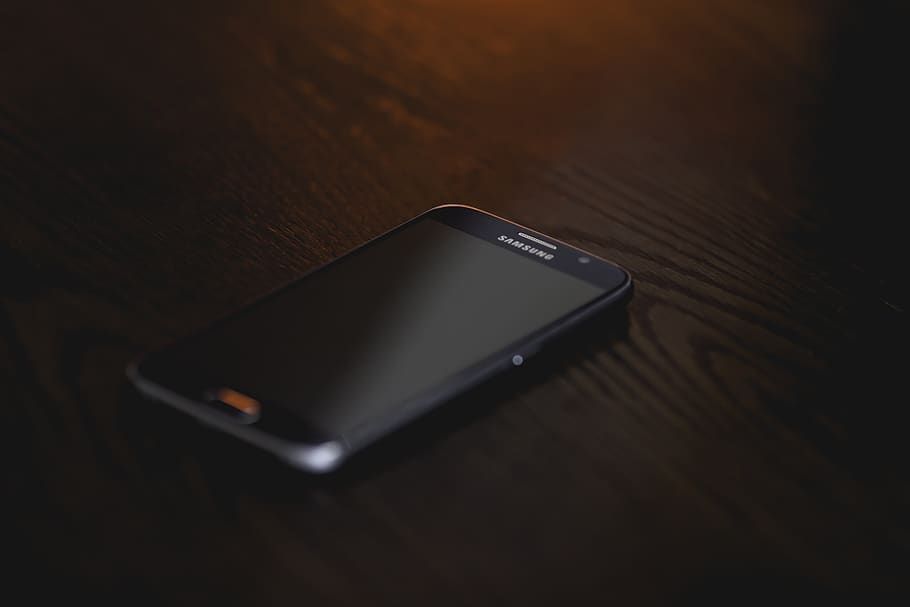 Black Samsung Smartphone at Brown Wooden Surface, dark, galaxy