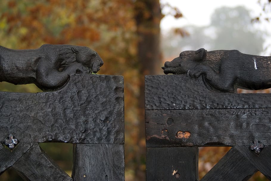 wood, gate, animals, autumn, sculptures, focus on foreground HD wallpaper