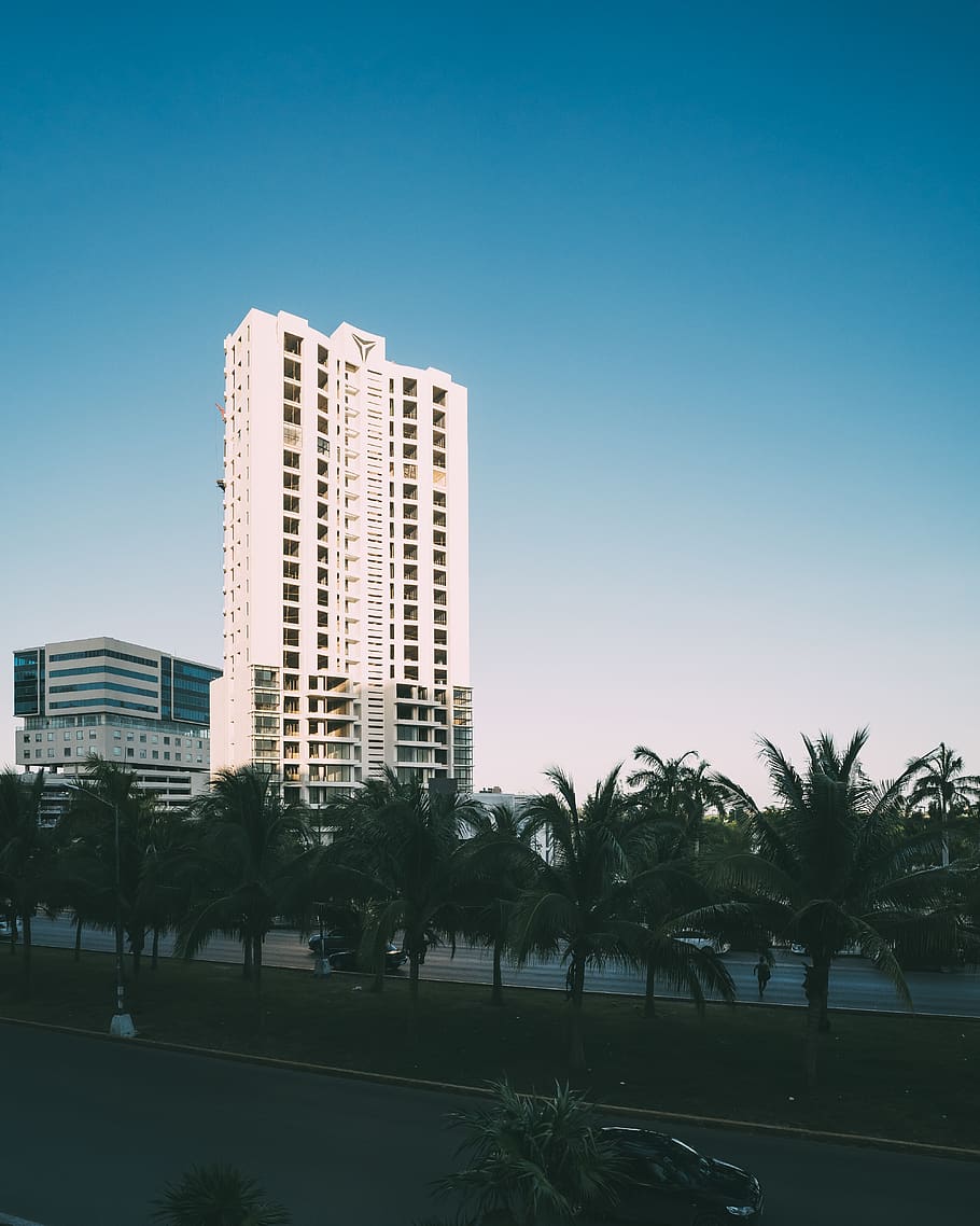 White Building Under Blue Sky, architecture, cancun, city, hotel HD wallpaper