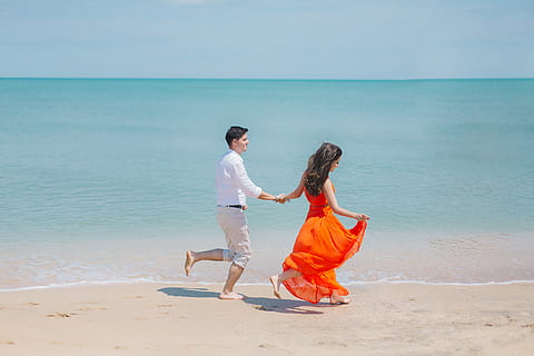 Man and Woman Walks Beside Green Sea, barefoot, beach, couple HD wallpaper