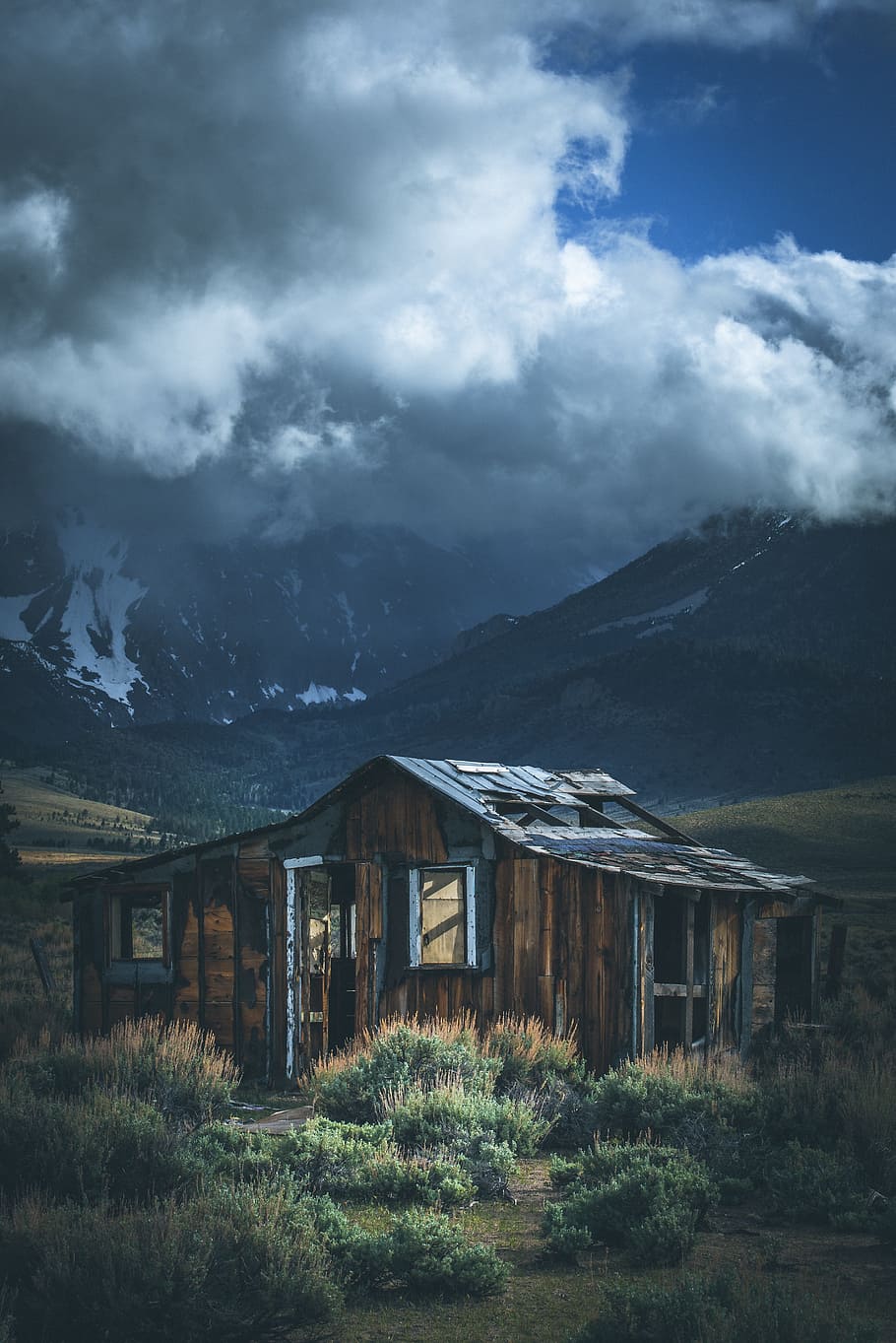brown wooden house near mountain, forest, tree, nature, clouds HD wallpaper