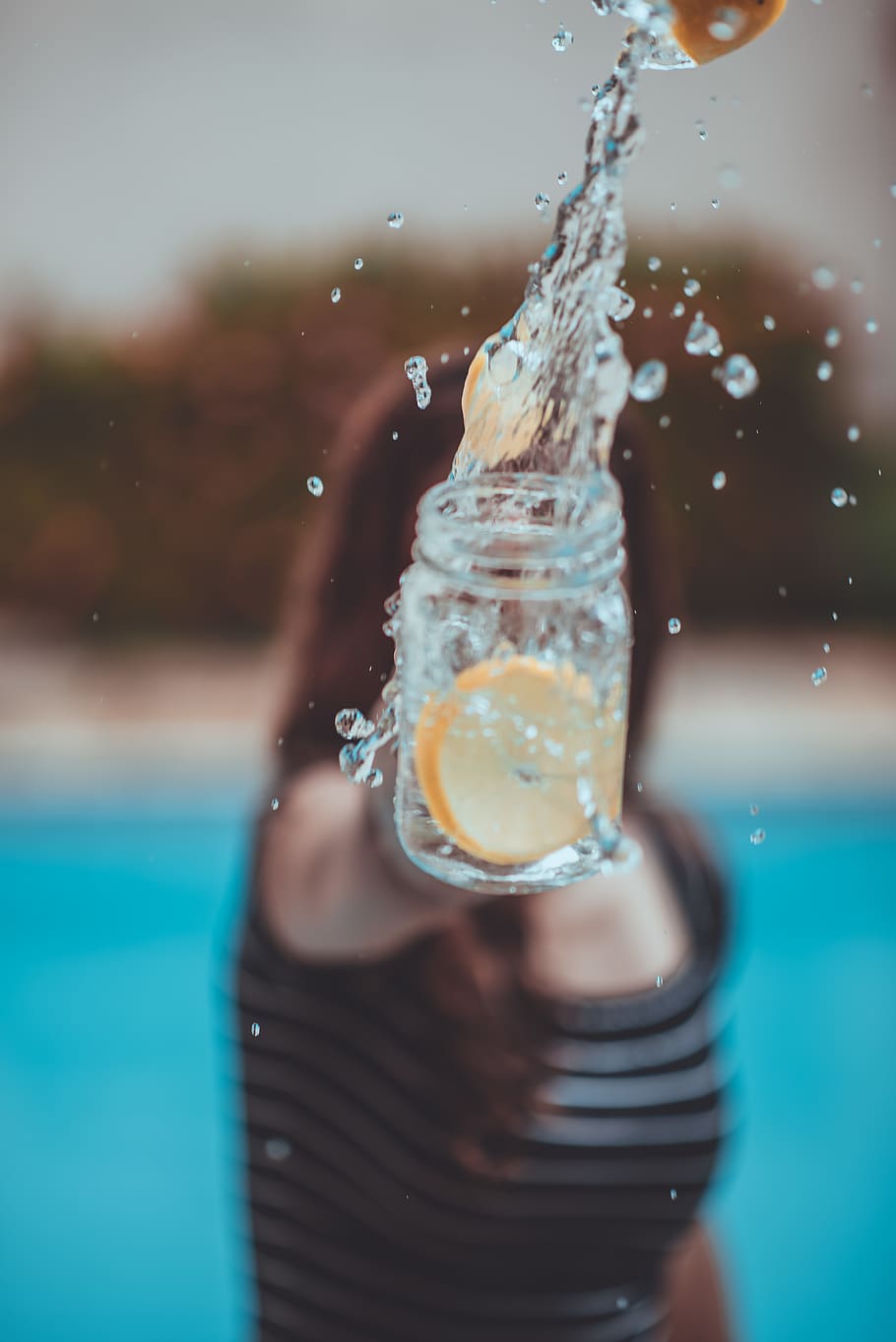 Slice of Lemon Inside Mason Jar, beverage, clear, cool, drink HD wallpaper