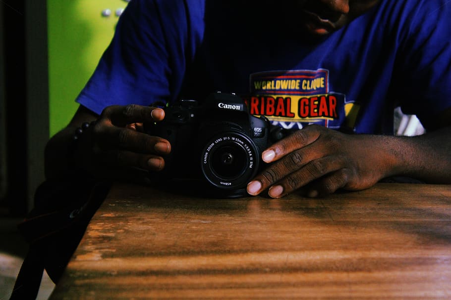 Black Canon Dslr Camera, camera lens, close-up, dark, focus, hands HD wallpaper