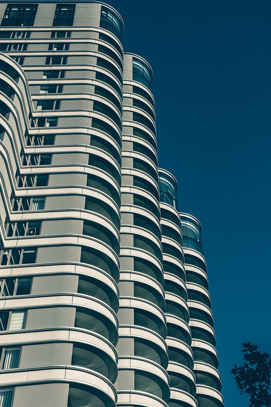 white concrete building, building exterior, architecture, built structure HD wallpaper