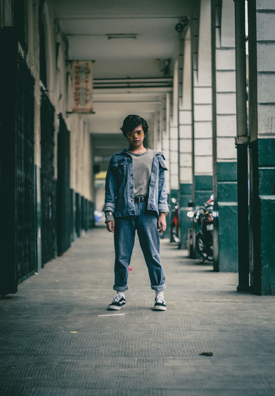 man, standing, street, columns, middle, hd, wallpaper, style HD wallpaper