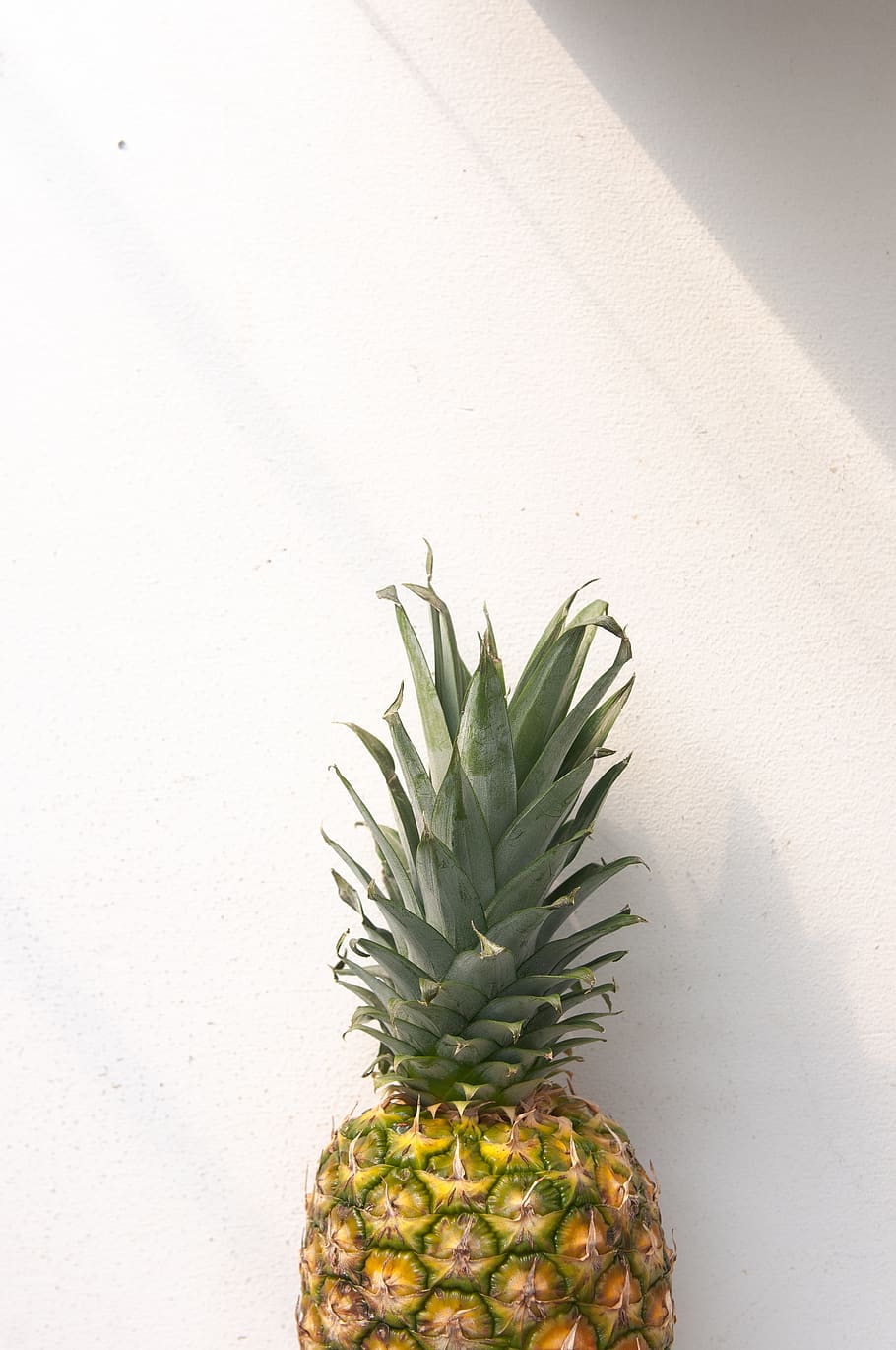 pineapple, fruit, shadow, beach, white, green, healthy eating HD wallpaper