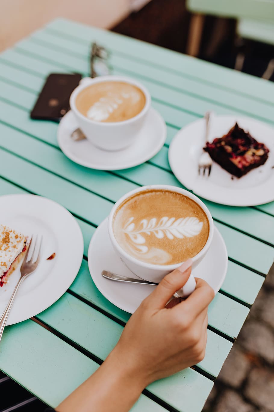 Drinking coffee and eating cake in a cafeteria, retaurant, lunch HD wallpaper