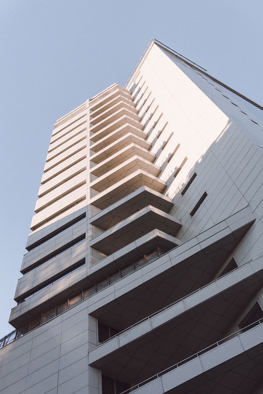 white building during daytime, built structure, architecture HD wallpaper