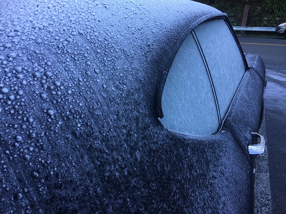Ice rain. Дожделед на машине. Рено серая во льду от дождя.