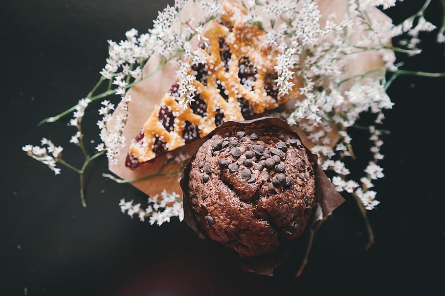 cupcake, muffin, pie, pastry, bake, food, eat, dessert, chocolate chips HD wallpaper