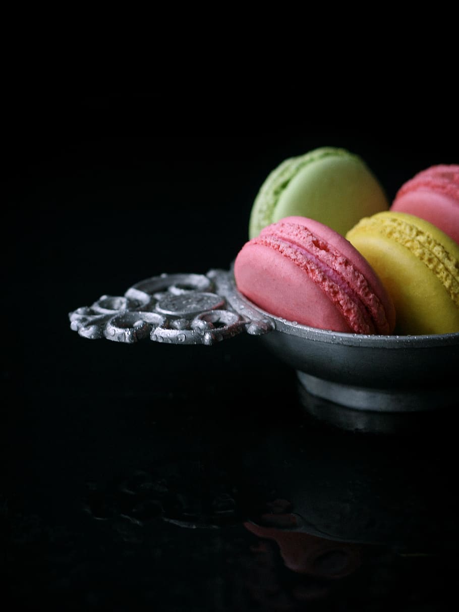 macaroons on gray plate, food, food and drink, black background HD wallpaper