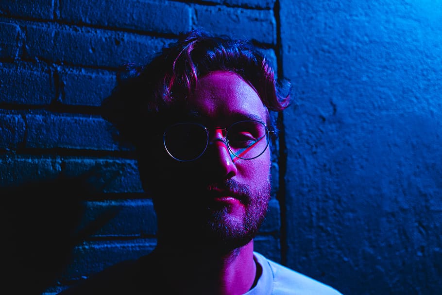 man leaning on black wall, goggles, rotterdam, netherlands, glasses HD wallpaper