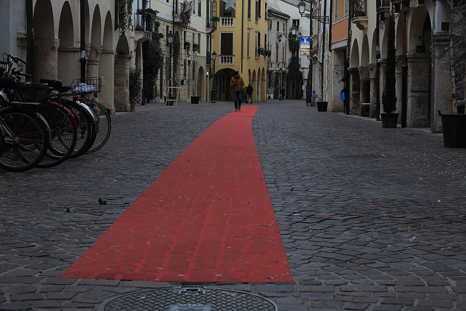 vicenza, red carpet, street, city, bycycle, building exterior, HD wallpaper