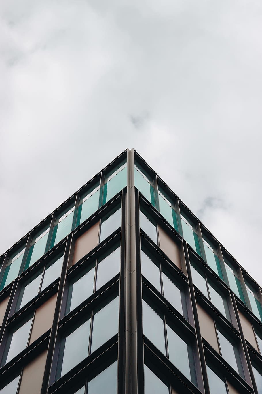 person taking photo of building, sky, window, glass, balcony HD wallpaper
