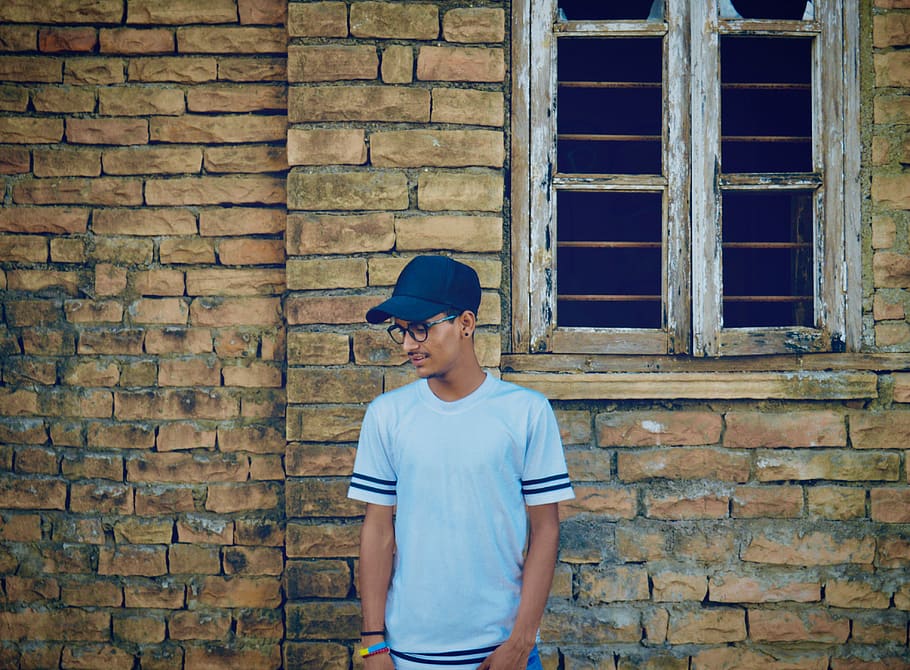 man standing in-front wall, architecture, brick, brick wall, built structure HD wallpaper