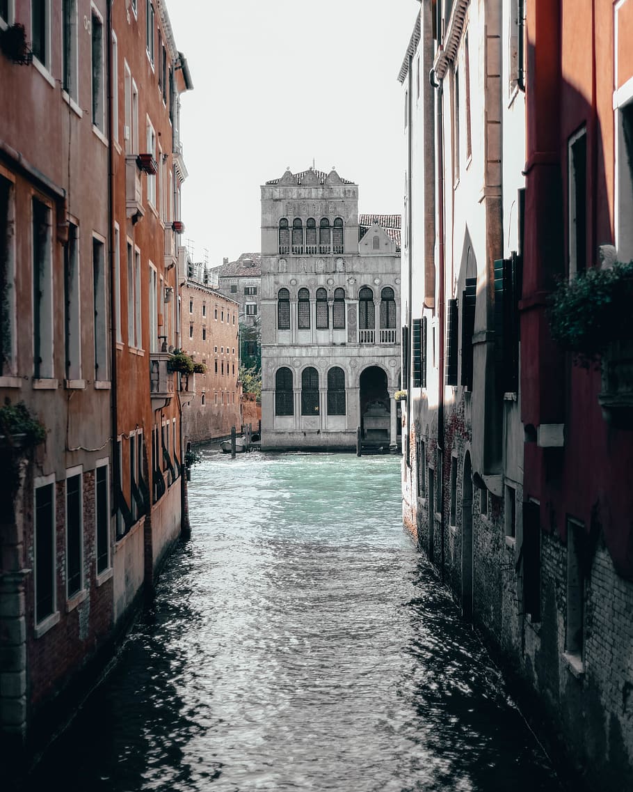 river in between concrete buildings, architecture, building exterior HD wallpaper