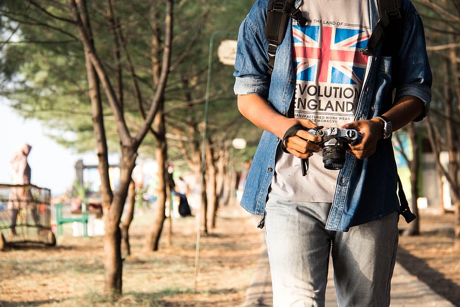 Man Holding Dslr Camera While Walking, analog camera, enjoyment HD wallpaper