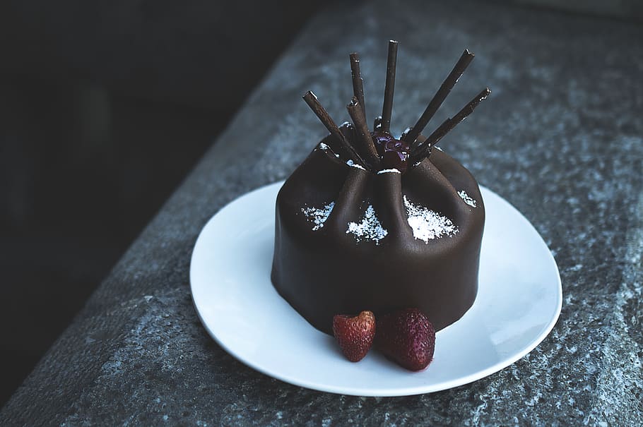 chocolate cake with raspberry on plate, sweet food, food and drink HD wallpaper