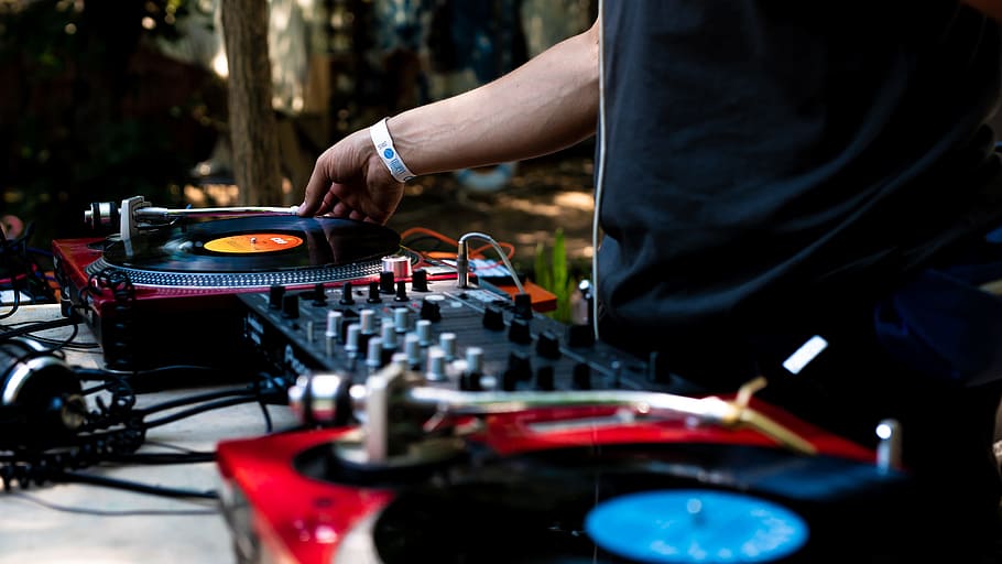 man in black shirt using DJ controller, turntable, music, vinyl