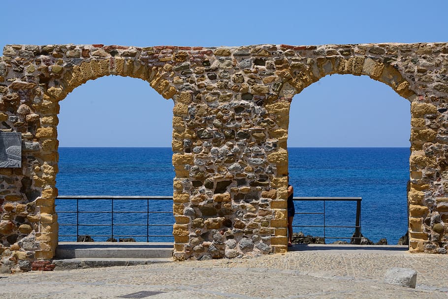 Арка в воде. Каменная стена у моря. Водная арка. Clear Arch.