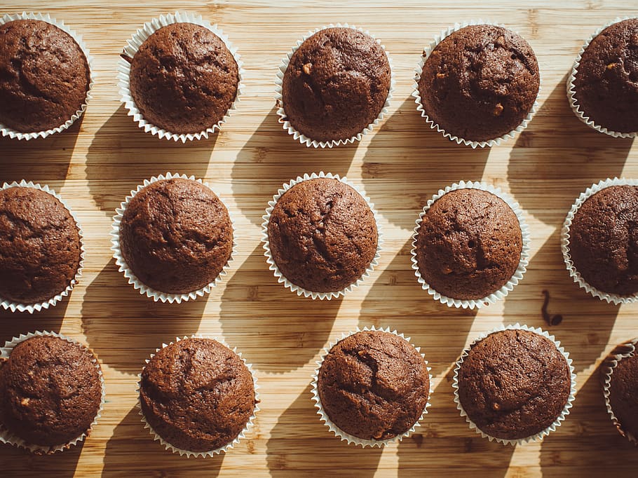 Chocolate Cupcakes on Brown Wooden Board, bake, food, sweet food HD wallpaper