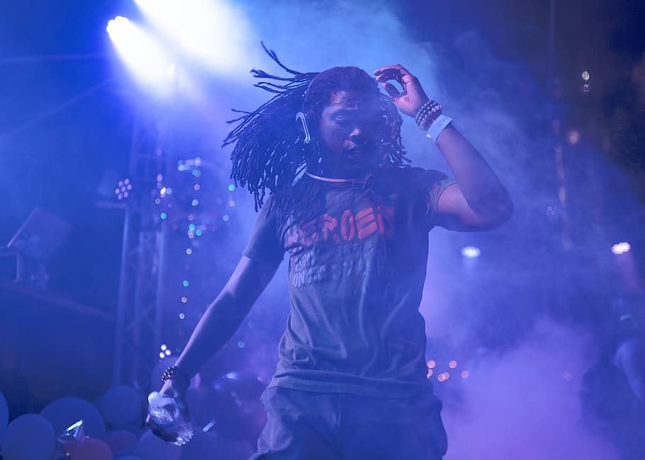 Man Holding Bottled Water, band, club, concert, dance, dj, dreadlocks HD wallpaper
