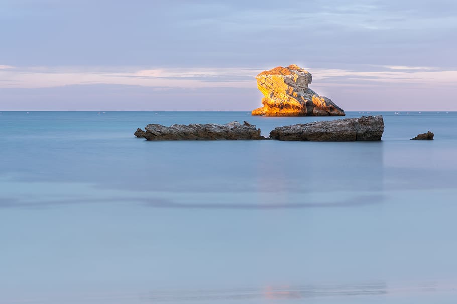 gray rocks on beach illustration, sea, water, horizon over water HD wallpaper
