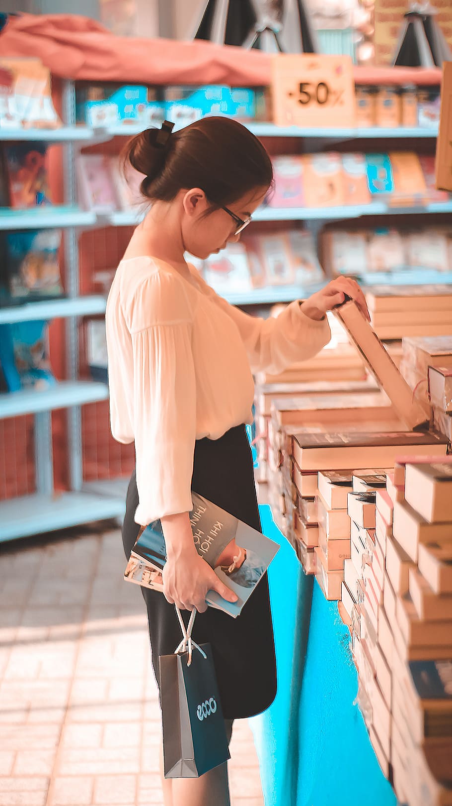 reading, female, young, real people, one person, casual clothing HD wallpaper