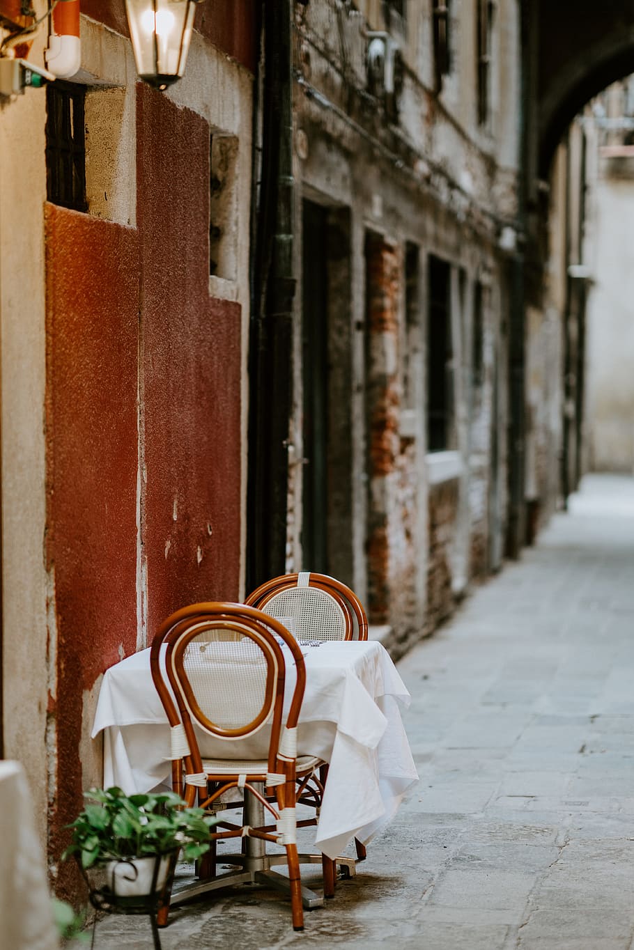 shallow focus photography of white tablecloth, dining, alley HD wallpaper