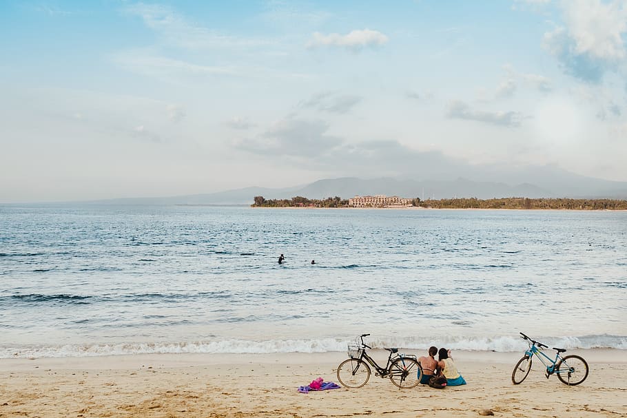 two people sitting on seashore during daytime, water, ocean, beach, HD wallpaper