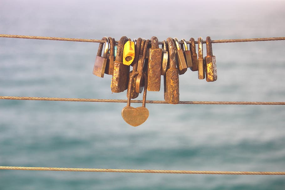 australia, coolangatta, point danger, hanging, padlock, safety HD wallpaper