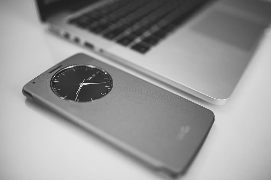 Gray Smartphone Showing 8:24, black-and-white, blur, connection HD wallpaper