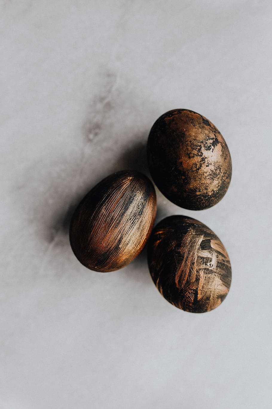 Golden easter eggs from above, painted, copper, black eggs, indoors HD wallpaper