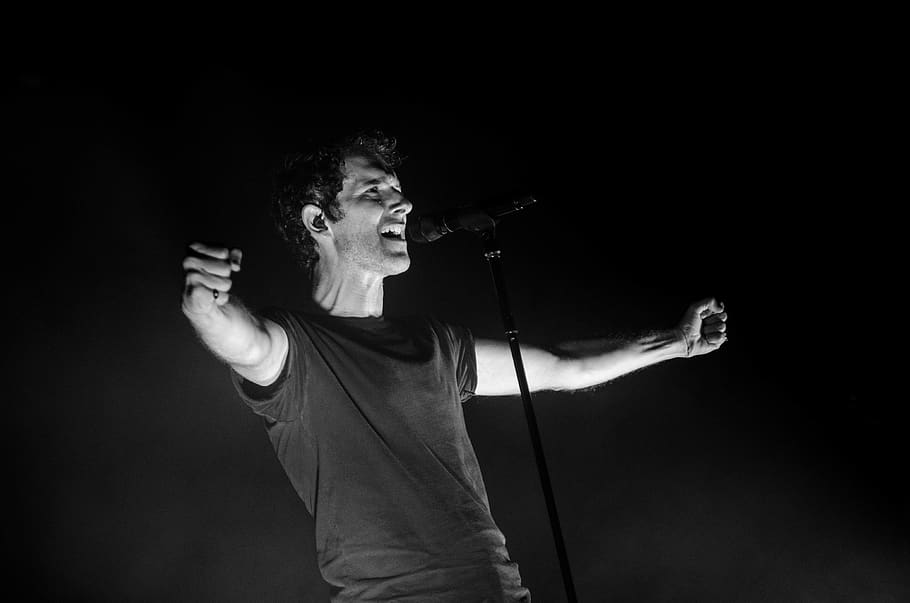 Greyscale Photo of Man Singing, adult, black-and-white, concert, HD wallpaper