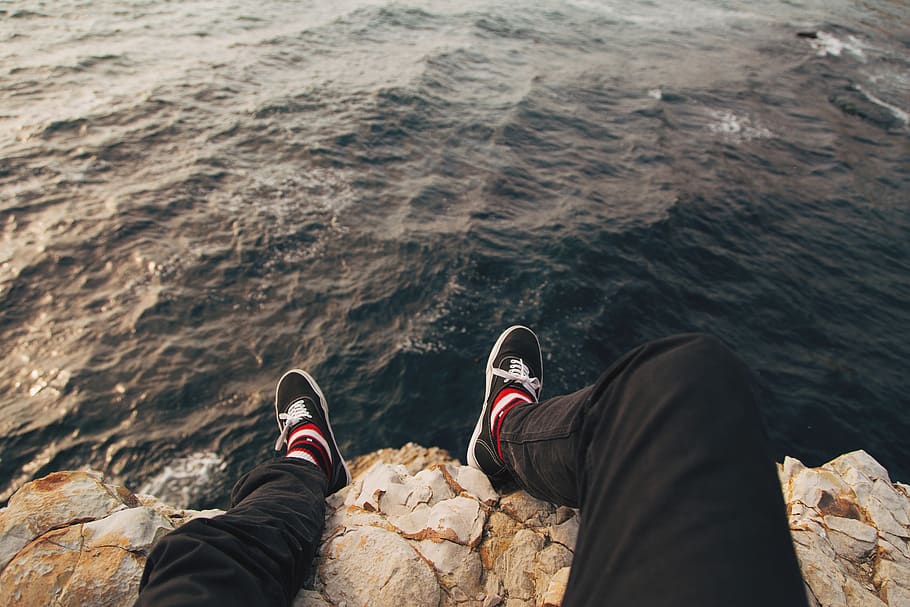 man sitting on cliff, water, shoe, ocean, rock, davenport, united states, HD wallpaper
