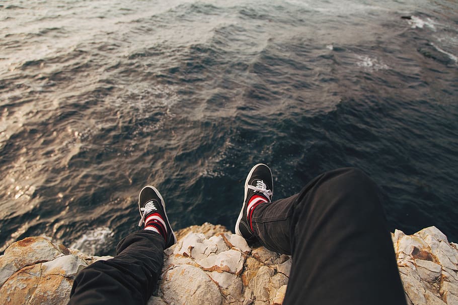 man sitting on cliff, water, shoe, ocean, rock, davenport, united states HD wallpaper