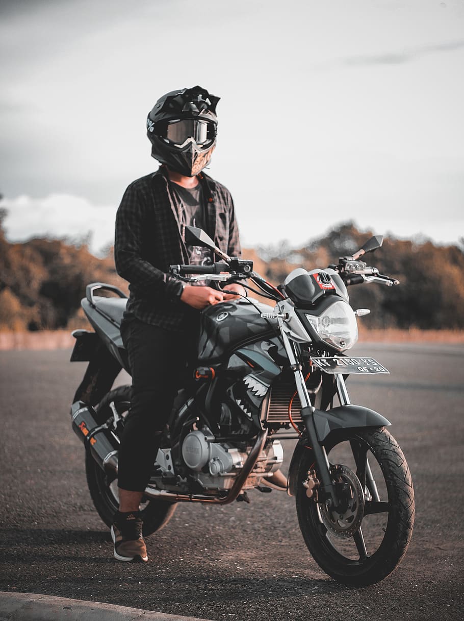 Man Riding Gray Backbone Motorcycle, biker, blurred background, HD wallpaper