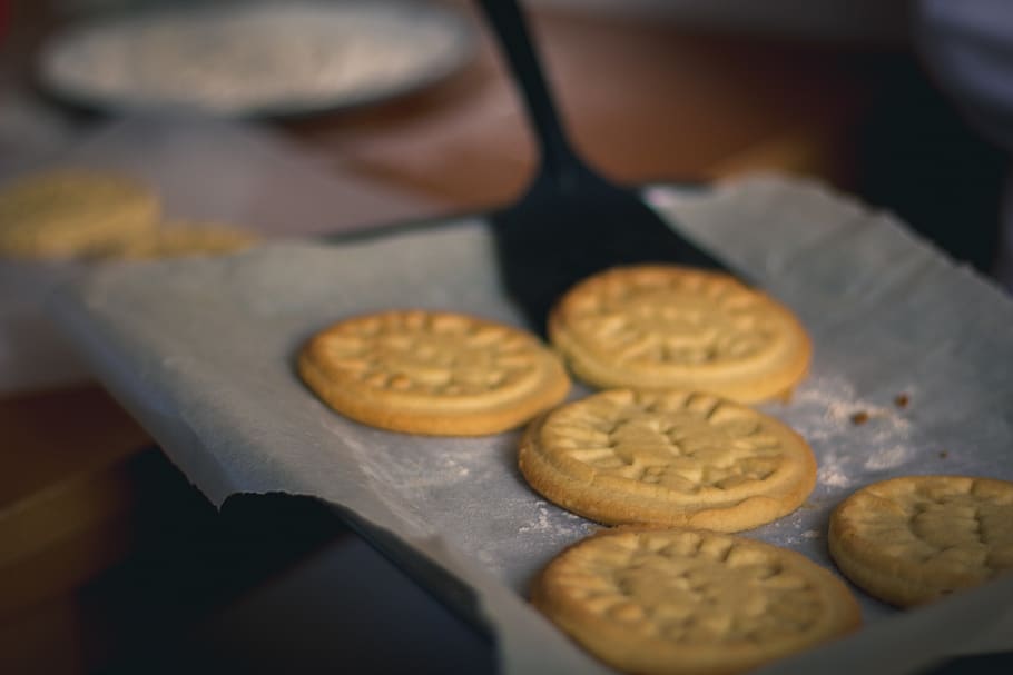 five brown cookies, food, food and drink, freshness, indoors HD wallpaper